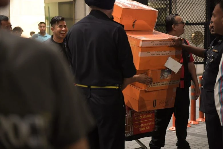Thu 72 bao tiền, 284 túi hàng hiệu tại nhà cựu thủ tướng ảnh 2 Hàng tịch thu từ nhà cựu Thủ tướng Malaysia Najib Razak sáng sớm 18-5. Ảnh: NEW STRAIT TIMES