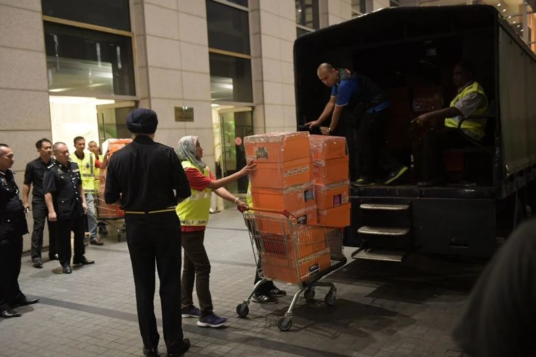 Thu 72 bao tiền, 284 túi hàng hiệu tại nhà cựu thủ tướng ảnh 1 Hàng tịch thu từ nhà cựu Thủ tướng Malaysia Najib Razak được chất lên xe tải cảnh sát, sáng sớm 18-5. Ảnh: NEW STRAIT TIMES