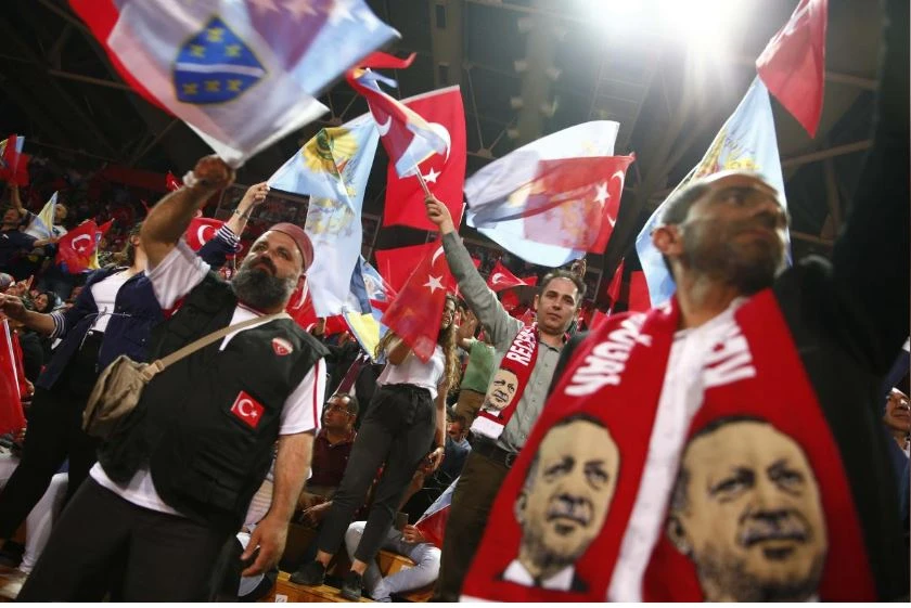 Đức, Hà Lan, Áo cấm ông Erdogan sang vận động tranh cử ảnh 3 Người Thổ ủng hộ Tổng thống Erdogan ở Sarajevo (Bosnia và Herzegovina) ngày 20-5. Ảnh: REUTERS