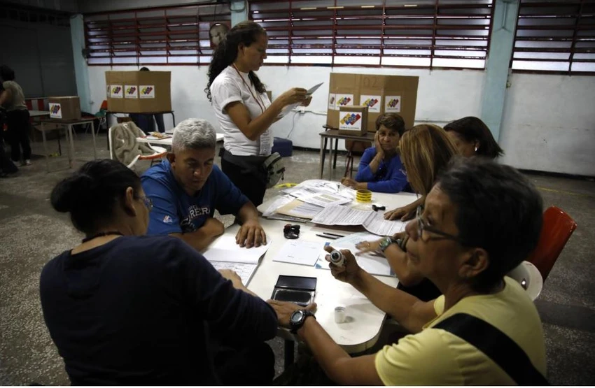 Nhân viên Ủy ban bầu cử kiểm phiếu cuộc bầu cử tổng thống Venezuela ngày 20-5, tại Caracas. Ảnh: REUTERS