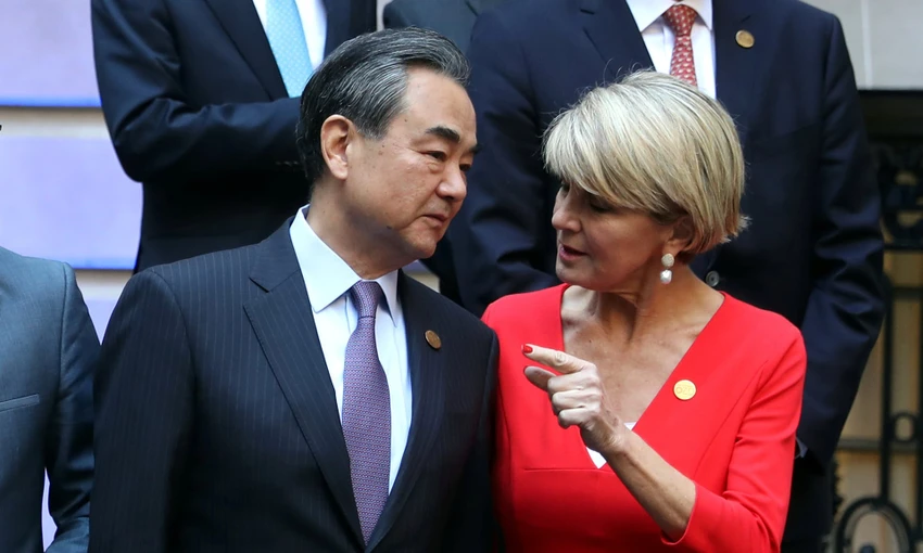 Ngoại trưởng Úc Julie Bishop (phải) và Bộ trưởng Ngoại giao Trung Quốc Vương Nghị tại hội nghị ngoại trưởng G20 ở Buenos Aires (Argentina). Ảnh: TWITTER