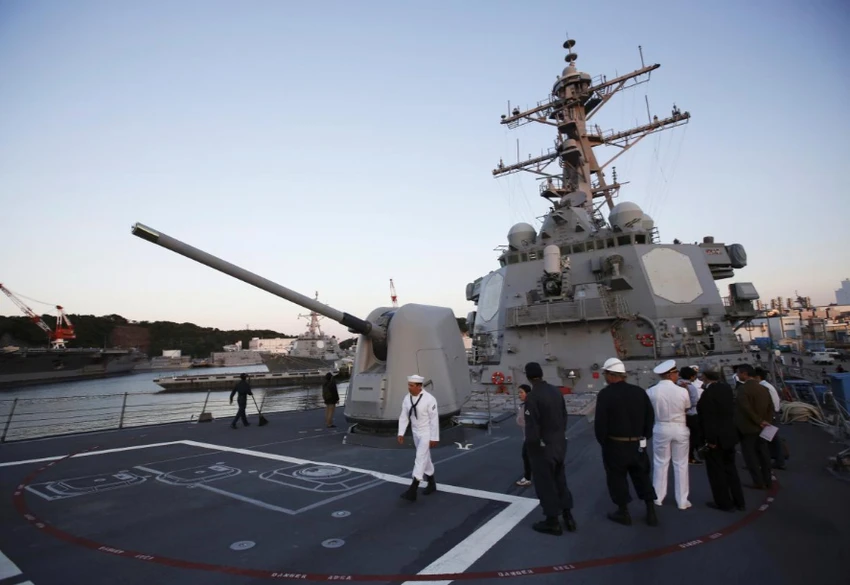 Thêm tàu khu trục tên lửa USS Milius, hải quân Mỹ hiện có 13 tàu chiến ở căn cứ hải quân Yokosuka. Ảnh: REUTERS