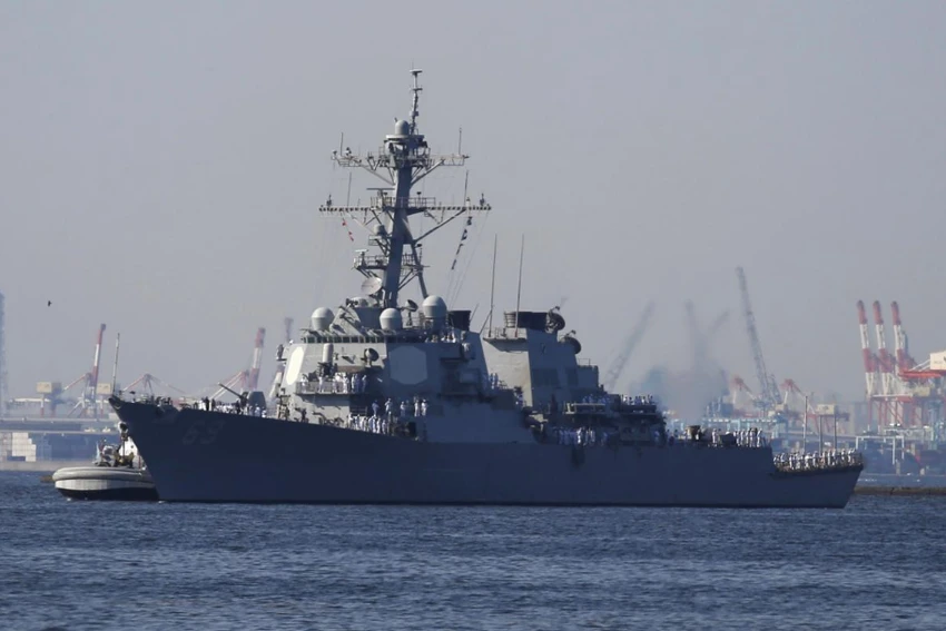 Tàu khu trục tên lửa USS Milius của hải quân Mỹ cập cảng căn cứ Yokosuka (Nhật) ngày 22-5. Ảnh: REUTERS