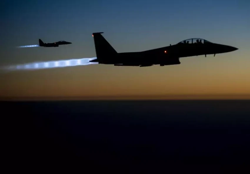 Hai máy bay tấn công F15E Strike Eagles của không quân Mỹ bay trên vùng trời bắc Iraq, sau khi thực hiện không kích ở Syria ngày 23-9-2014. Ảnh: US AIR FORCE cung cấp REUTERS