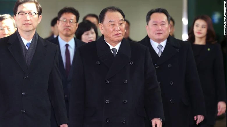 Ông Trump xác nhận ông Kim Yong-chol trên đường đến New York ảnh 1 Ông Kim Yong-chol (giữa) dẫn đầu phái đoàn Triều Tiên đến Hàn Quốc dự lễ bế mạc Thế vận hội mùa đông Pyeongchang 2018 hồi cuối tháng 2. Ảnh: CNN