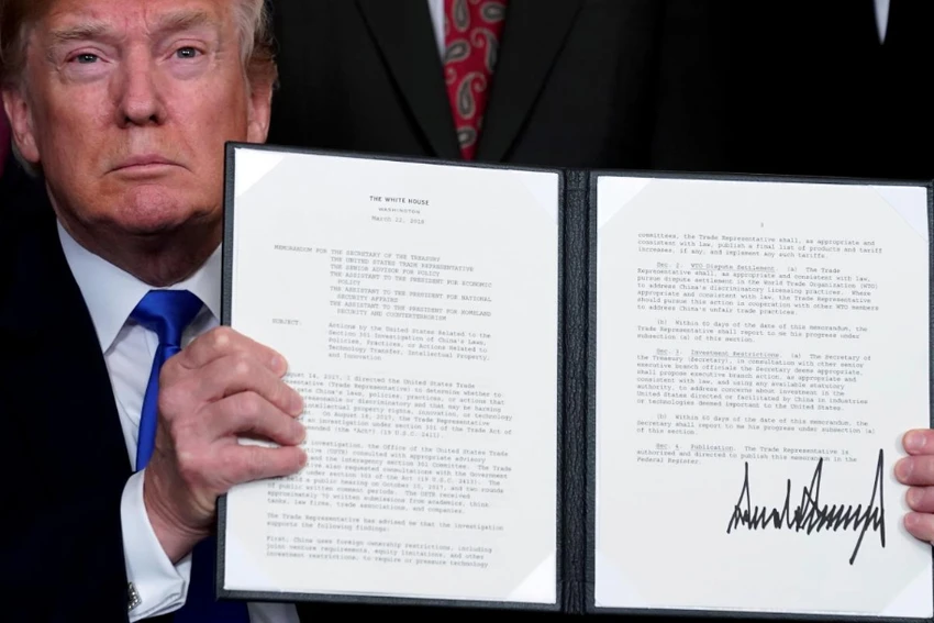 Tổng thống Mỹ Donald Trump giới thiệu biên bản nội bộ về tăng thuế nhập khẩu lên hàng công nghệ cao Trung Quốc, tại Nhà Trắng ngày 22-3-2018. Ảnh: REUTERS