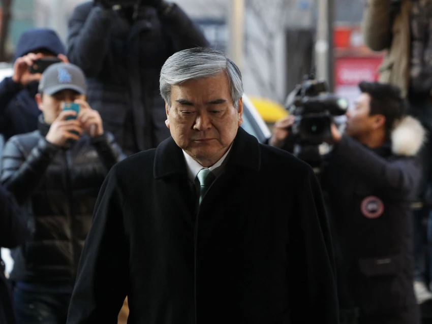 Chủ tịch hãng Korean Air Cho Yang-ho đến tòa án tây Seoul khi con gái lớn Cho Hyun-ah bị xét xử, tháng 1-2015. Ảnh: REUTERS