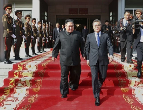 Ông Moon (phải) và ông Kim trong lần gặp nhau thứ hai tại làng Bàn Môn Điếm ngày 26-5. Ảnh: AP