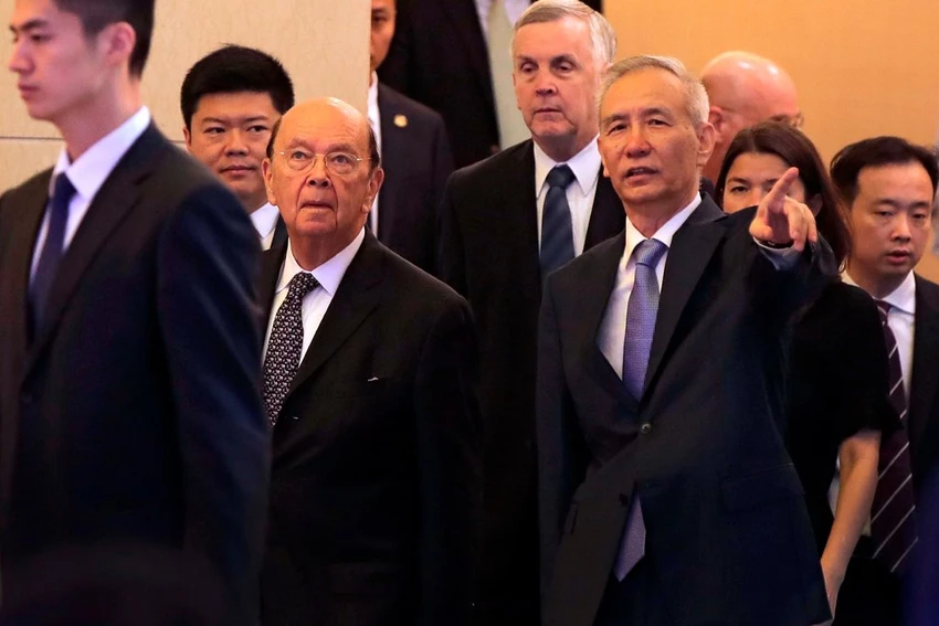 Bộ trưởng Thương mại Mỹ Wilbur Ross (thứ ba từ trái sang) và Phó Thủ tướng Trung Quốc Lưu Hạc (giơ tay) tại Bắc Kinh ngày 3-6. Ảnh: AFP