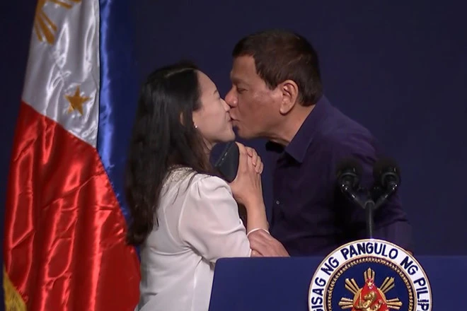 Ông Duterte tiếp tục hứng bão dư luận khi hôn môi một phụ nữ có chồng. Ảnh: ABC NEWS