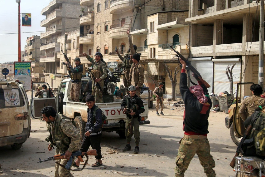 Quân Thổ Nhĩ Kỳ và phe nổi dậy Syria (FSA) chiếm TP Afrin trong chiến dịch Cành Ô liu hồi tháng 1. Ảnh: EPA