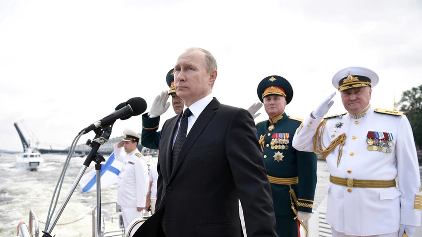 Tổng thống Nga Vladimir Putin thị sát các tàu chiến trong cuộc diễu hành kỷ niệm Ngày Hải quân ở St. Petersburg (Nga) ngày 30-7-2017. Ảnh: REUTERS