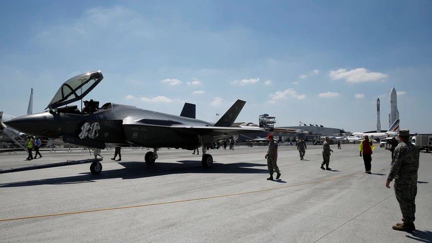 Máy bay tiêm kích tấn công tàng hình đa năng F-35 Lightning II của nhà thầu quốc phòng Lockheed Martin được trưng bày tại Pháp. Ảnh: REUTERS