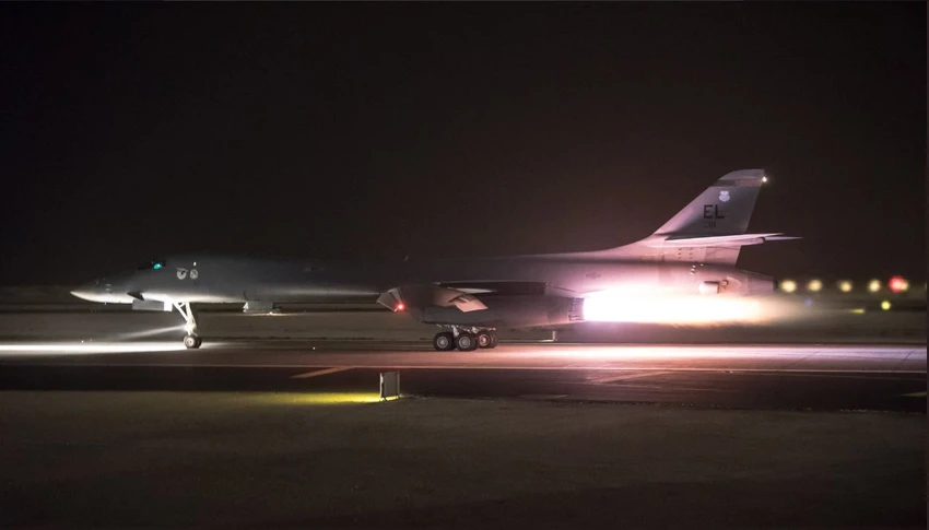 Máy bay ném bom B-1B Lancer tại căn cứ Al Udeid (Qatar) – một trong những nơi tập trung máy bay Mỹ cất cánh đi không kích IS ở Trung Đông. Ảnh: TWITTER
