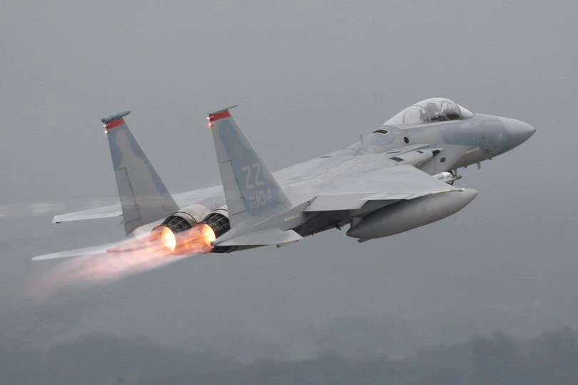 Một máy bay chiến đấu F-15 của không quân Mỹ cất cánh ở căn cứ không quân Kadena (Nhật). Ảnh: REUTERS