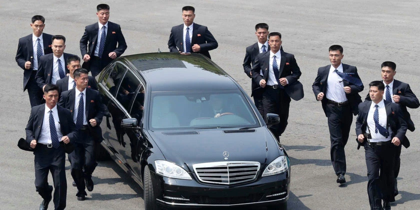 Nhóm vệ sĩ lấy thân mình làm tấm chắn bảo vệ chiếc xe chở lãnh đạo Triều Tiên Kim Jong-un trong cuộc gặp thượng đỉnh với Tổng thống Hàn Quốc Moon Jae-in tại nhà Hòa Bình trong làng Bàn Môn Điếm thuộc khu phi quân sự liên Triều ngày 27-4. Ảnh: AP