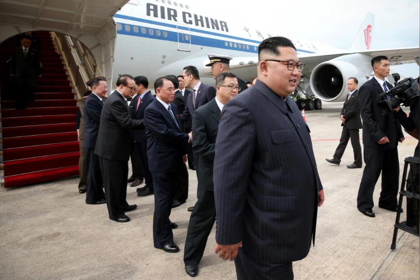 Lãnh đạo Triều Tiên Kim Jong-un đến sân bay Changi (Singapore) ngày 10-6, chuẩn bị gặp thượng đỉnh Tổng thống Mỹ Donald Trump. Ảnh: REUTERS