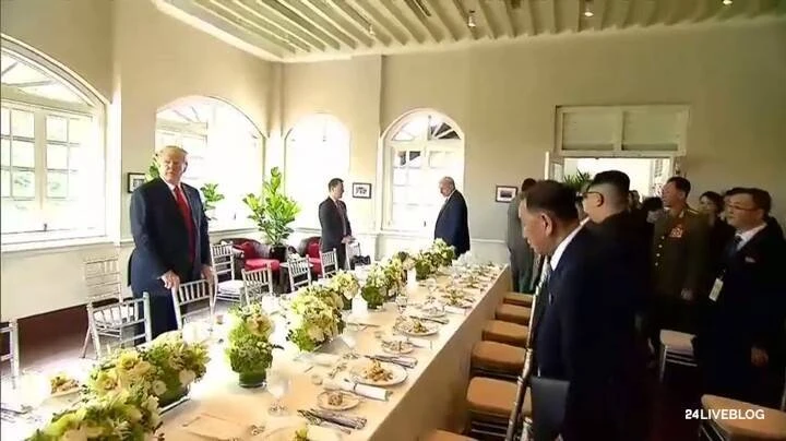 Hai ông Trump-Kim và hai phái đoàn hai bên cùng dự bữa trưa. Ảnh: CNA