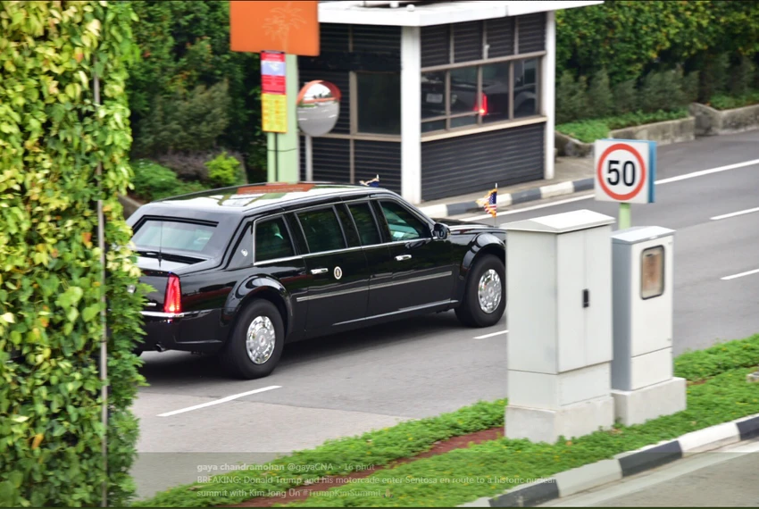 Đoàn xe chở Tổng thống Mỹ Doanld Trump trên đường tiến về khách sạn Capella, nơi tổ chức thượng đỉnh Mỹ-Triều, sáng 12-6. Ảnh: CNA