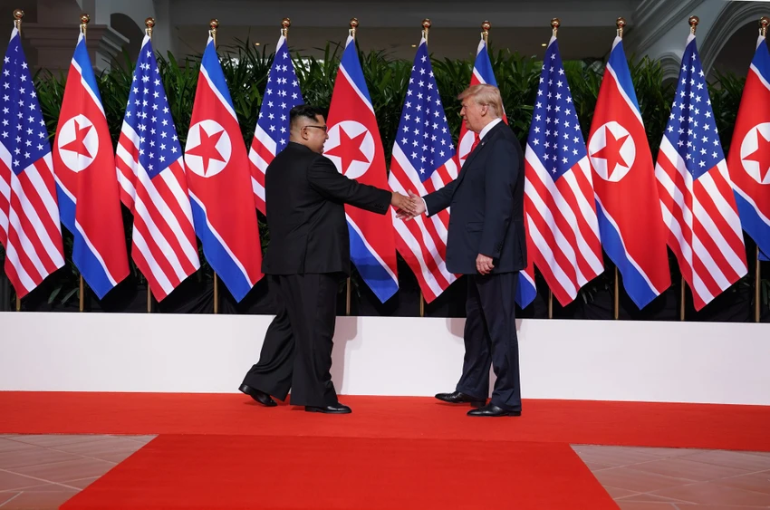 Chuyện một lãnh đạo Triều Tiên – ông Kim (trái) gặp một tổng thống đương nhiệm Mỹ - ông Trump (phải) là “một cảnh ngoạn mục trong phim khoa học giả tưởng”. Ảnh: ST