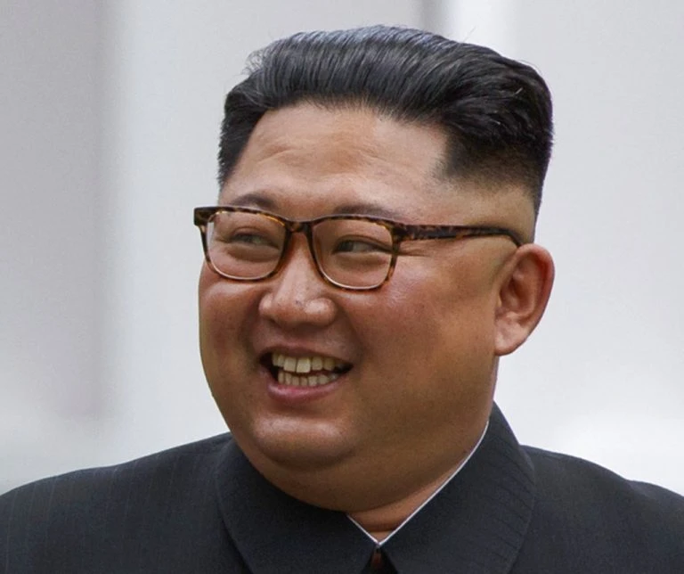 Nụ cười của ông Kim trong khi đi dạo quanh khách sạn Capella (Singapore) cùng ông Trump sau bữa trưa 12-6. Ảnh: