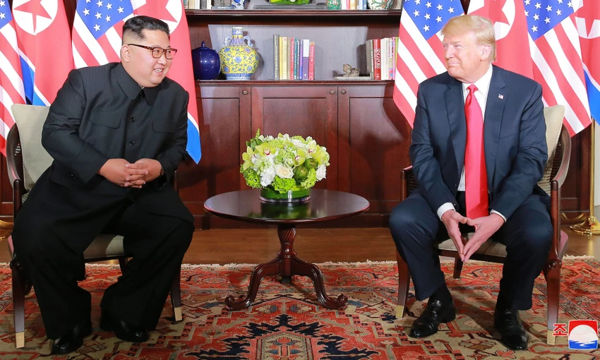Tổng thống Mỹ Donald Trump (phải) và lãnh đạo Triều Tiên Kim Jong-un gặp song phương trong khuôn khổ thượng đỉnh Mỹ-Triều ngày 12-6 tại Singapore. Ảnh: NYT