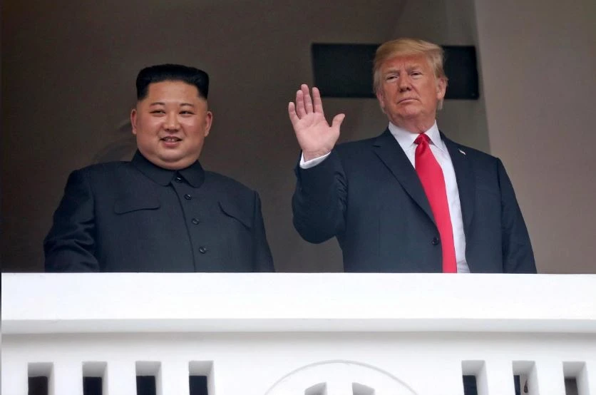 Hình ảnh hai ông Kim và Trump ra ban công chào các nhà báo sau cuộc gặp riêng trong khuôn khổ cuộc gặp thượng đỉnh lịch sử ngày 12-6 ở Singapore đăng trên KCNA.