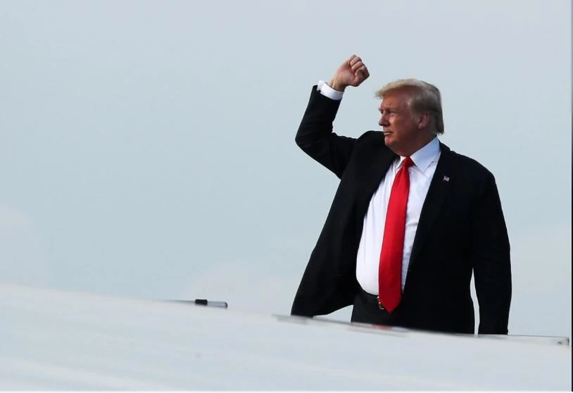 Tổng thống Mỹ Donald Trump lên chiếc Không lực Một bay về Mỹ sau cuộc gặp thượng đỉnh với lãnh đạo Kim Jong-un tại Singapore ngày 12-6. Ảnh: REUTERS