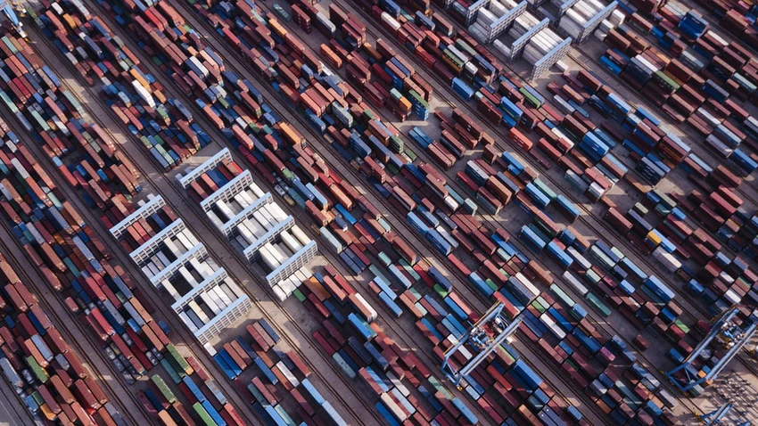 Container chứa hàng hóa tại cảng Thanh Đảo (Trung Quốc). Ảnh: BLOOMBERG