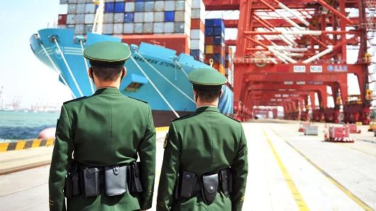 Tàu chở hàng tại cảng Thanh Đảo, tỉnh Sơn Đông (Trung Quốc). Ảnh: REUTERS