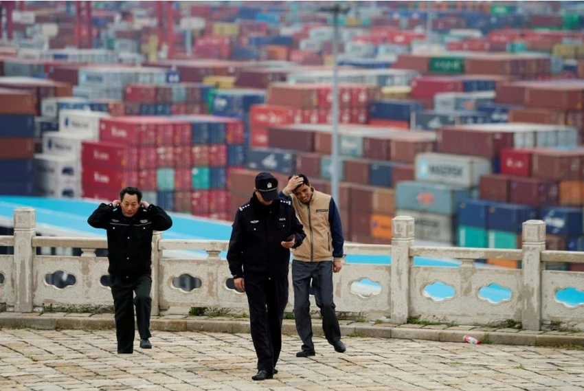 Cảng nước sâu Yangshan ở Thượng Hải (Trung Quốc), ngày 24-4. Ảnh: REUTERS