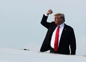 Vừa về nước, ông Trump bắt tay vào xử lý thương mại Trung Quốc