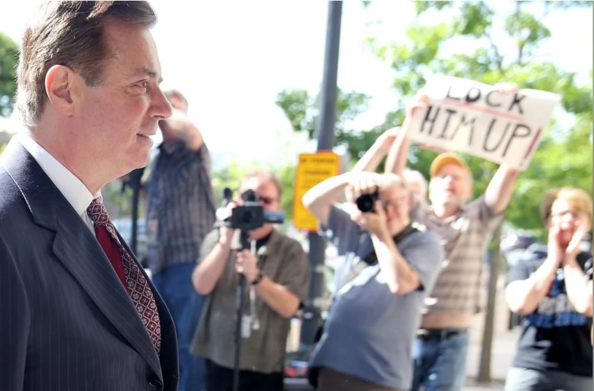Đông đảo báo chí đến đưa tin sự kiện ông Manafort đến hầu tòa án thủ đô Washington về cáo buộc mua chuộc nhân chứng, ngày 15-6. Ảnh: REUTERS