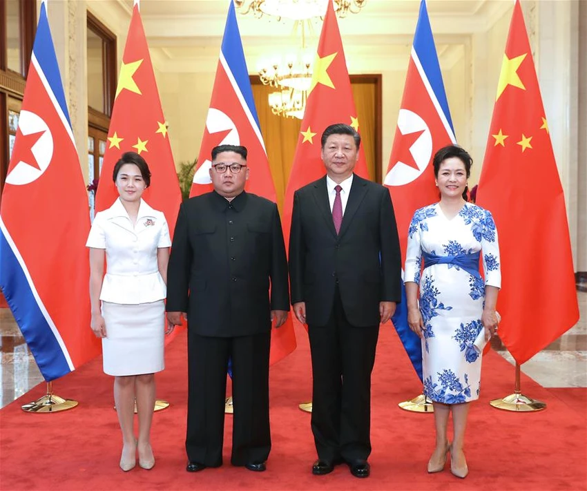 Vợ chồng Chủ tịch Trung Quốc Tập Cận Bình (phải) tiếp vợ chồng lãnh đạo Triều Tiên Kim Jong-un tại Đại lễ đường Nhân dân Bắc Kinh ngày 19-6. Ảnh: THX