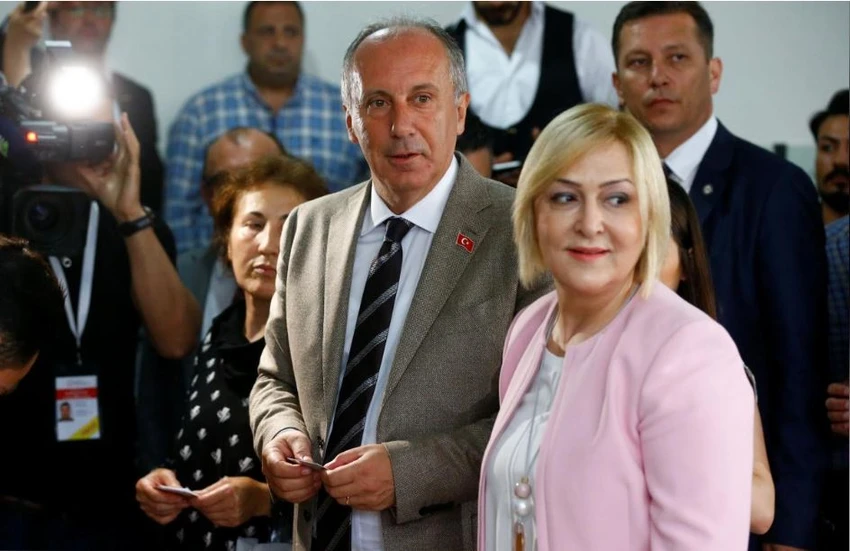 Ông Muharrem Ince, ứng cử viên tổng thống đảng đối lập Nhân dân Cộng hòa và vợ tại điểm bỏ phiếu ở Yalova (Thổ Nhĩ Kỳ) ngày 24-6. Ảnh: REUTERS