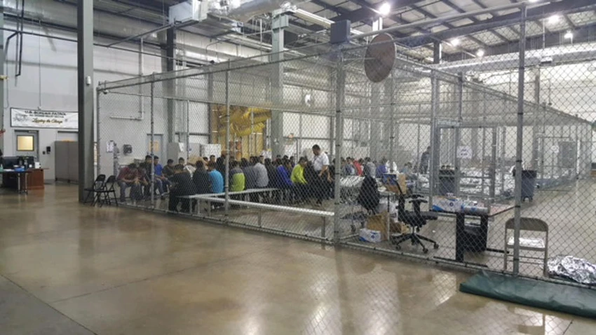 Trẻ em bị nhốt trong một lồng sắt tại một đồn biên phòng ở McAllen, bang Texas (Mỹ), sau khi bị tách khỏi cha mẹ. Một lồng chứa 20 trẻ em, nhà báo AP từng đến quan sát cho biết. Ảnh: CỤC HẢI QUAN VÀ BIÊN PHÒNG MỸ