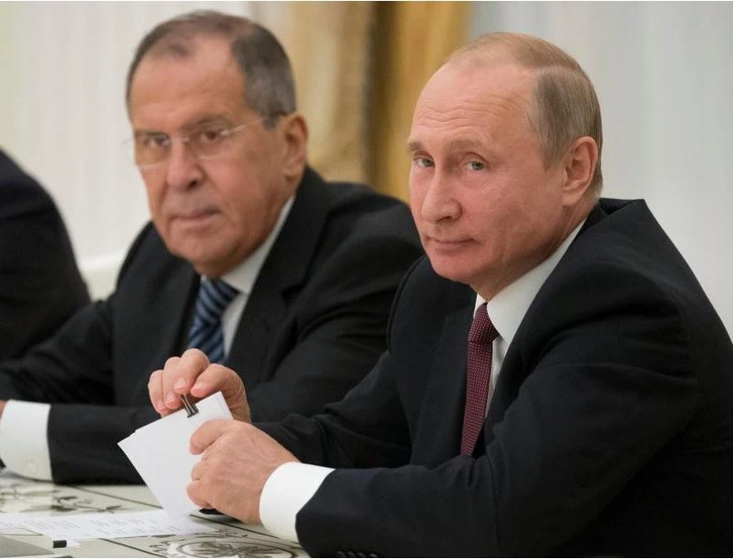 Tổng thống Nga Vladimir Putin (phải) và Ngoại trưởng Nga Sergey Lavrov trong cuộc gặp Cố vấn an ninh quốc gia Mỹ John Bolton tại Điện Kremlin (Nga) ngày 27-6. Ảnh: REUTERS