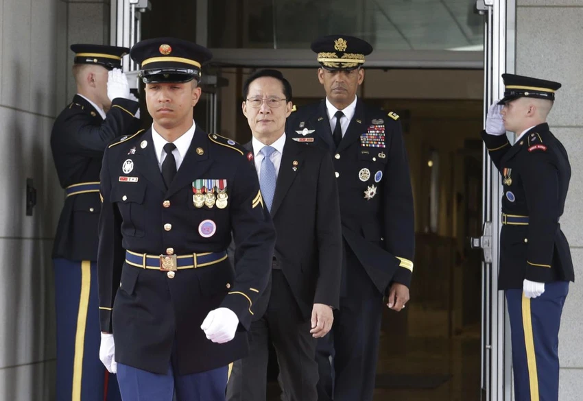 Bộ trưởng Quốc phòng Hàn Quốc Song Young-moo (không đội mũ) và Tướng Vincent Brooks (đi sau) - Chỉ huy Bộ Tư lệnh Liên Hiệp Quốc, Lực lượng Mỹ tại Hàn Quốc, Bộ Tư lệnh các lực lượng phối hợp – đến tham dự lễ khánh thành trụ sở chỉ huy mới của lực lượng Mỹ ở Hàn Quốc tại Trại Humphreys ở TP Pyeongtaek thuộc tỉnh Gyeonggi (Hàn Quốc) ngày 29-6. Ảnh: AP