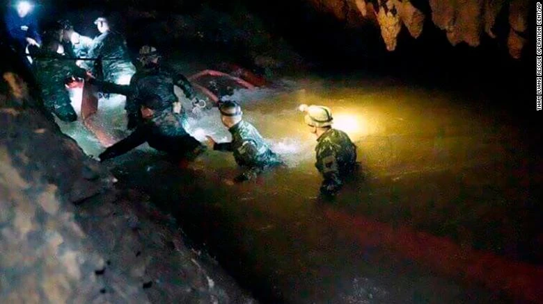 Lực lượng cứu hộ quốc tế làm việc xuyên đêm giải cứu đội bóng nhí Thái Lan. Ảnh: CNN