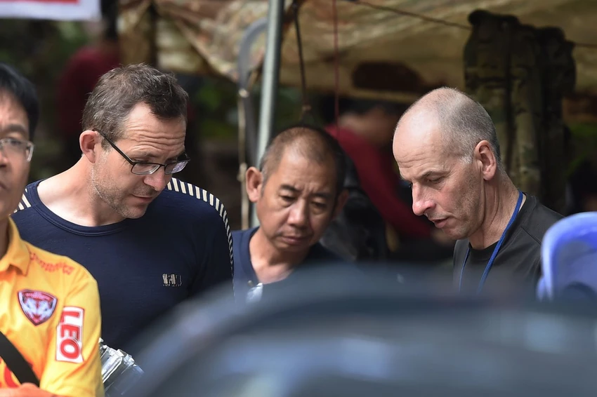 Hai thợ lặn người Anh John Volanthen (trái) and Richard William Stanton (phải) bàn bạc phương án cứu hộ với nhân viên người Thái trước cửa hang động Tham Luang, ngày 3-7. Ảnh: AFP
