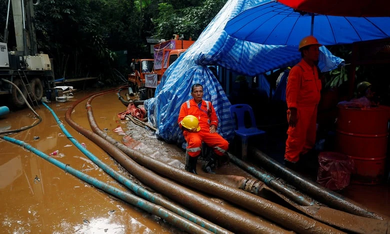 Lực lượng cứu hộ vẫn trực chiến ngoài hang động. Ảnh: REUTERS