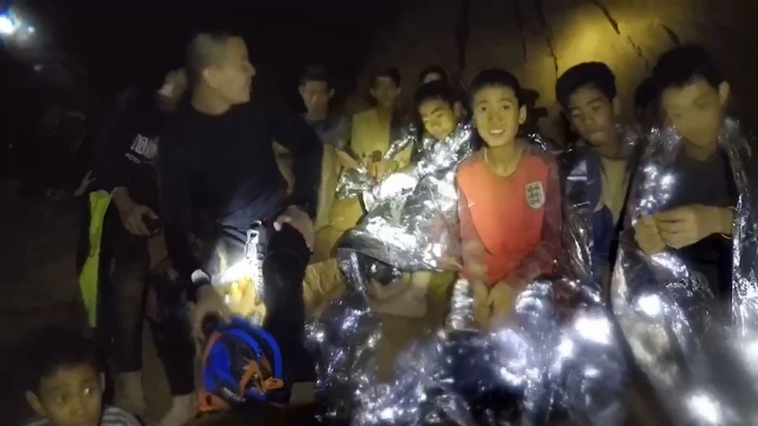 Nhà vua Thái Lan chỉ đạo đẩy nhanh giải cứu đội bóng nhí. Ảnh: THAI NAVY SEALS