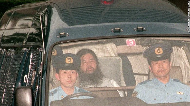 Nhật xử tử Giáo chủ Shoko Asahara giết 13 người bằng khí sarin ảnh 1 Shoko Asahara, Giáo chủ giáo phái ngày tận thế Aum Shinrikyo được di chuyển từ trụ sở cảnh sát Tokyo đến tòa án Tokyo để thẩm vấn ngày 19-7-1995. Ảnh: CNN