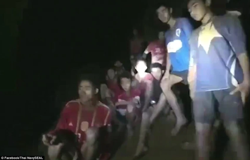 Đội bóng nhí mắc kẹt trong hang động ngập nước từ trưa 23-6 và được tìm thấy còn sống khuya 2-7. Ảnh: ROYAL THAI NAVY