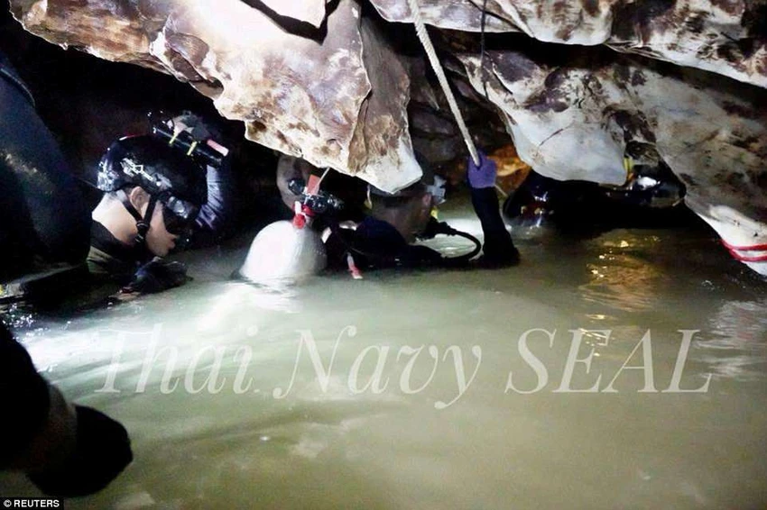 Công việc lặn trong hang động ngập nước cực kỳ gian khổ và nguy hiểm. Ảnh: ROYAL THAI NAVY