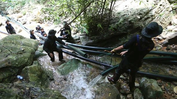 Binh sĩ Thái chạy đua với công tác bơm nước ra khỏi hang động để giải cứu đội bóng nhí. Ảnh: AP