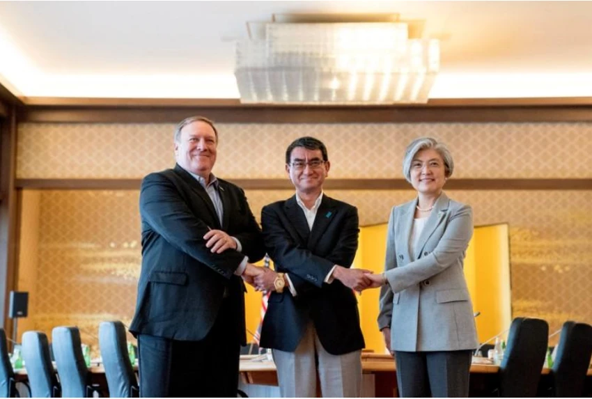 Ngoại trưởng Mỹ Mike Pompeo (trái) và hai người đồng cấp Nhật Taro Kono (giữa), Hàn Quốc Kang Kyung-wah (phải) tại Tokyo (Nhật) ngày 8-7. Ảnh: REUTERS