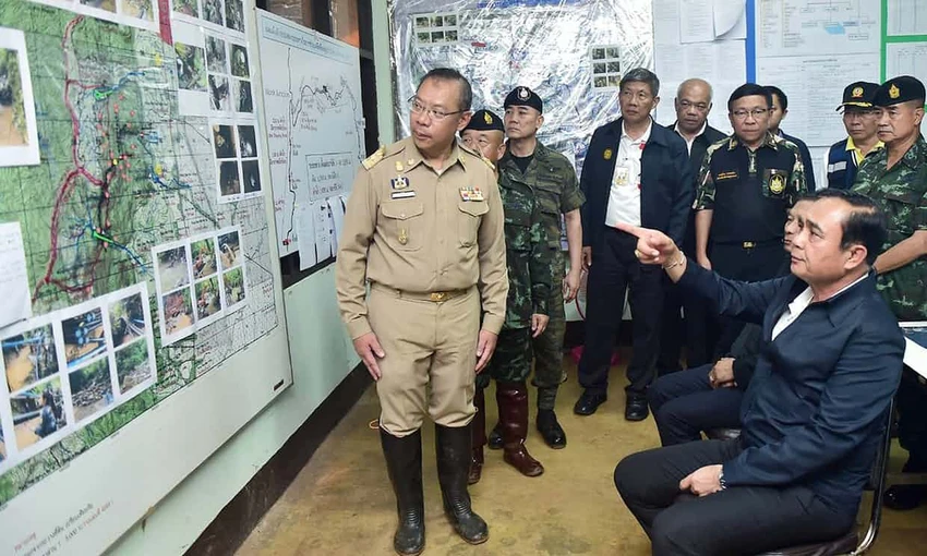 Thủ tướng Thái Lan Prayut Chan-o-cha nghe giải thích về hang động Tham Luang và công tác cứu hộ, tại hiện trường ngày 10-7. Ảnh: EPA
