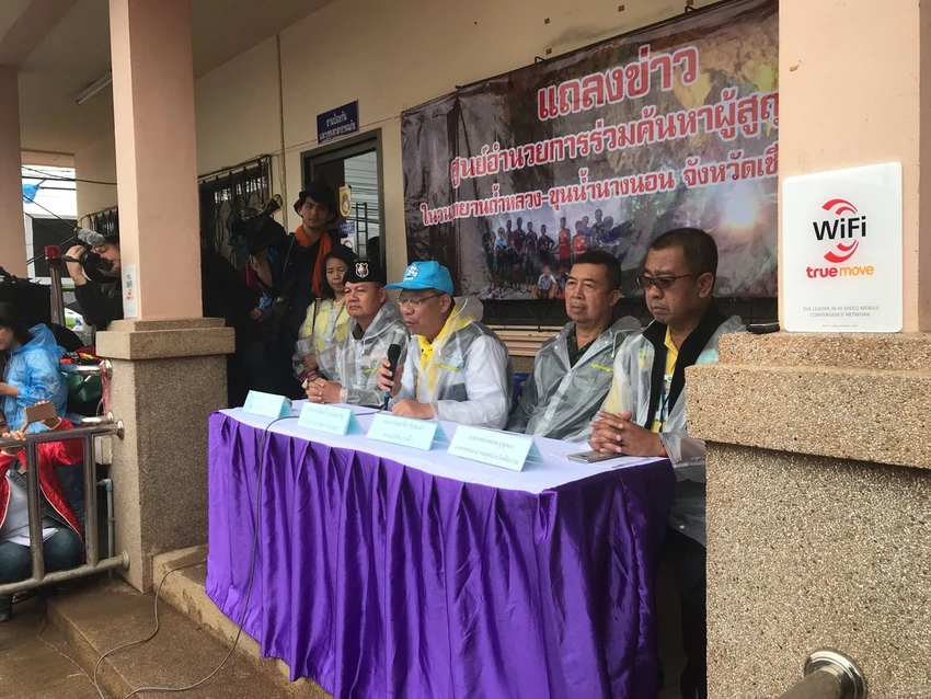 Chỉ huy cứu hộ Narongsak Osotanakorn họp báo trưa 10-7 về cuộc giải cứu thứ ba. Ảnh: TWITTER