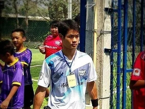 Huấn luyện viên Ekkapol Chantawong và các cầu thủ nhí trong một buổi luyện tập. Ảnh: ST